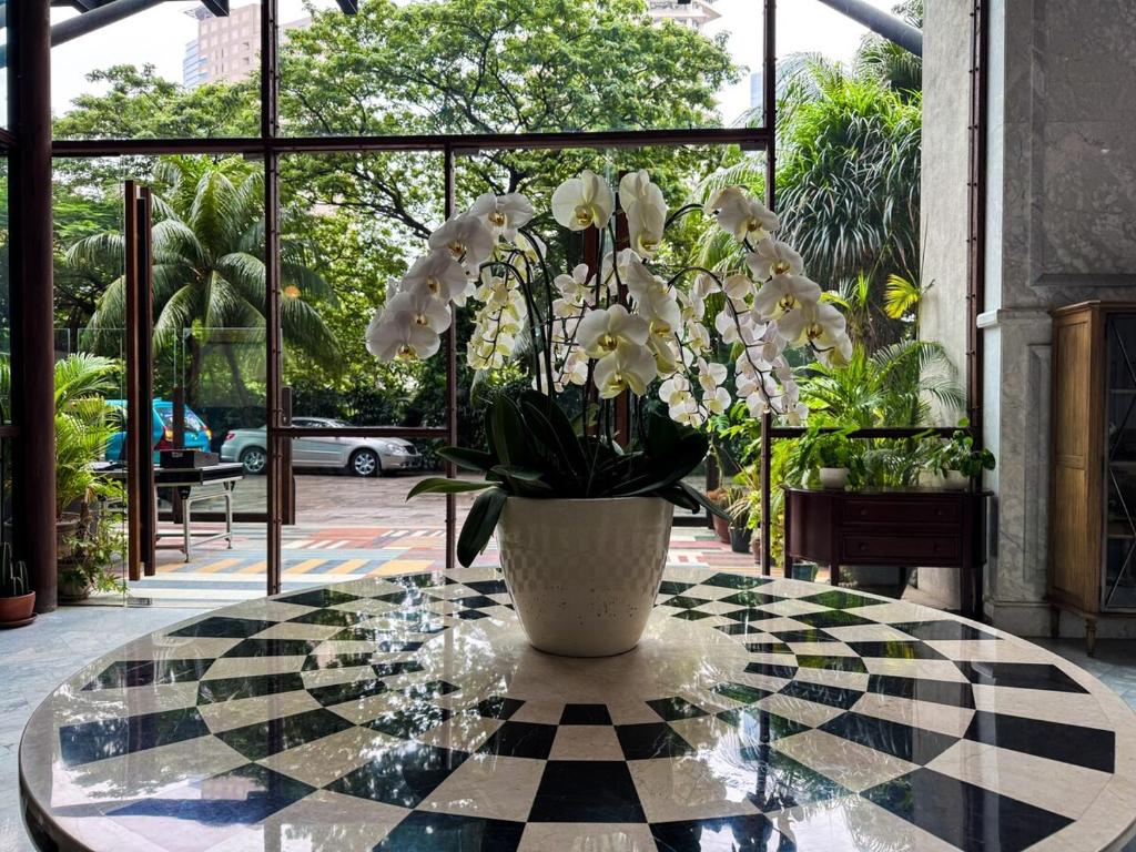 Taman di luar Apt Sudirman Suite 3BR With Infinity Pool & Netflix by Damaresa