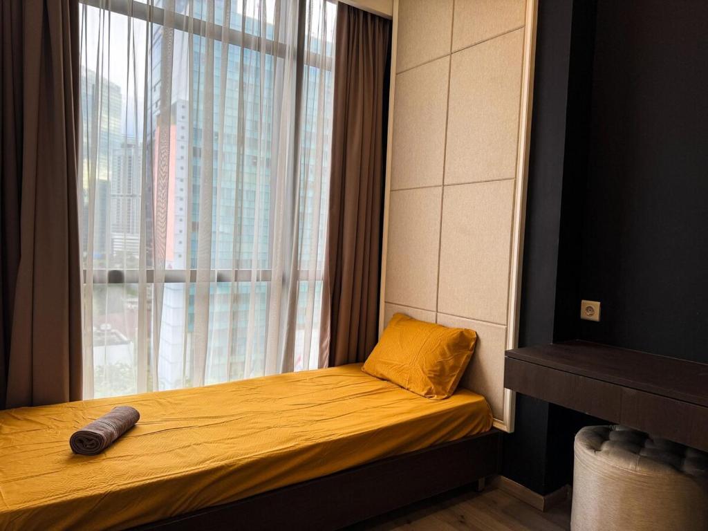 Katil atau katil-katil dalam bilik di Apt Sudirman Suite 3BR With Infinity Pool & Netflix by Damaresa