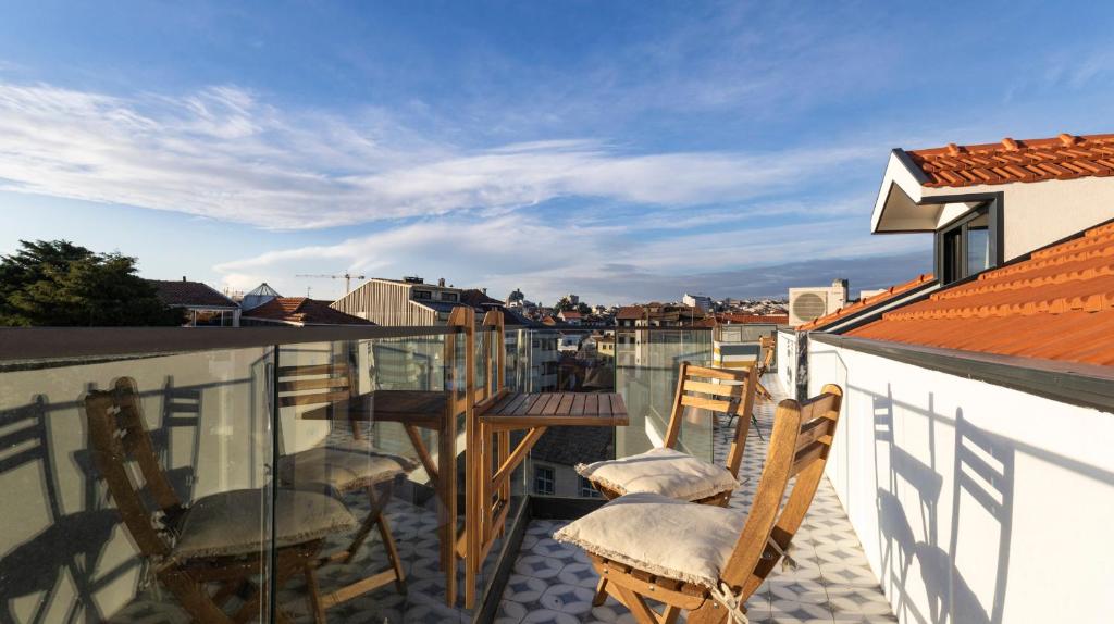 New 3BR w Rooftop & Balcony Views by LovelyStay