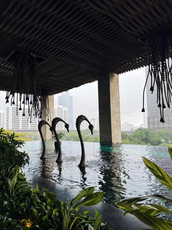 Kolam renang di atau dekat dengan Apt Sudirman Suite 3BR With Infinity Pool & Netflix by Damaresa