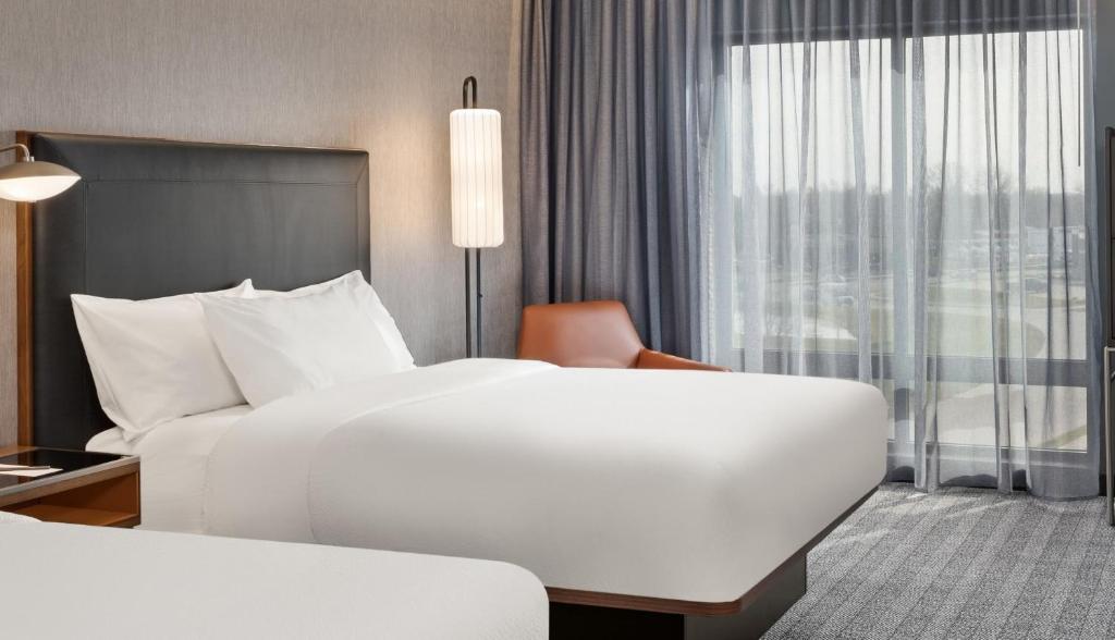 Postel nebo postele na pokoji v ubytování Courtyard by Marriott Bettendorf