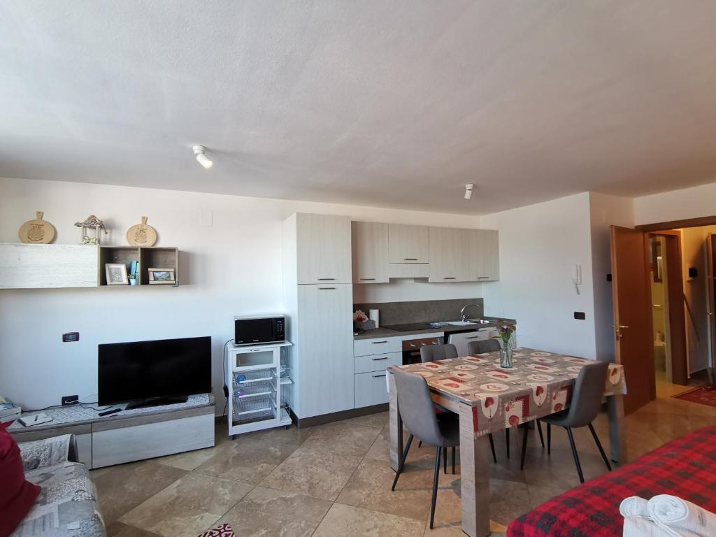 A kitchen or kitchenette at Monolocale nuovo sulla pista da sci in montagna