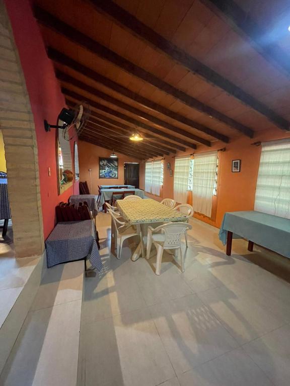 Posezení v ubytování Tupasy Marangatu Hostal