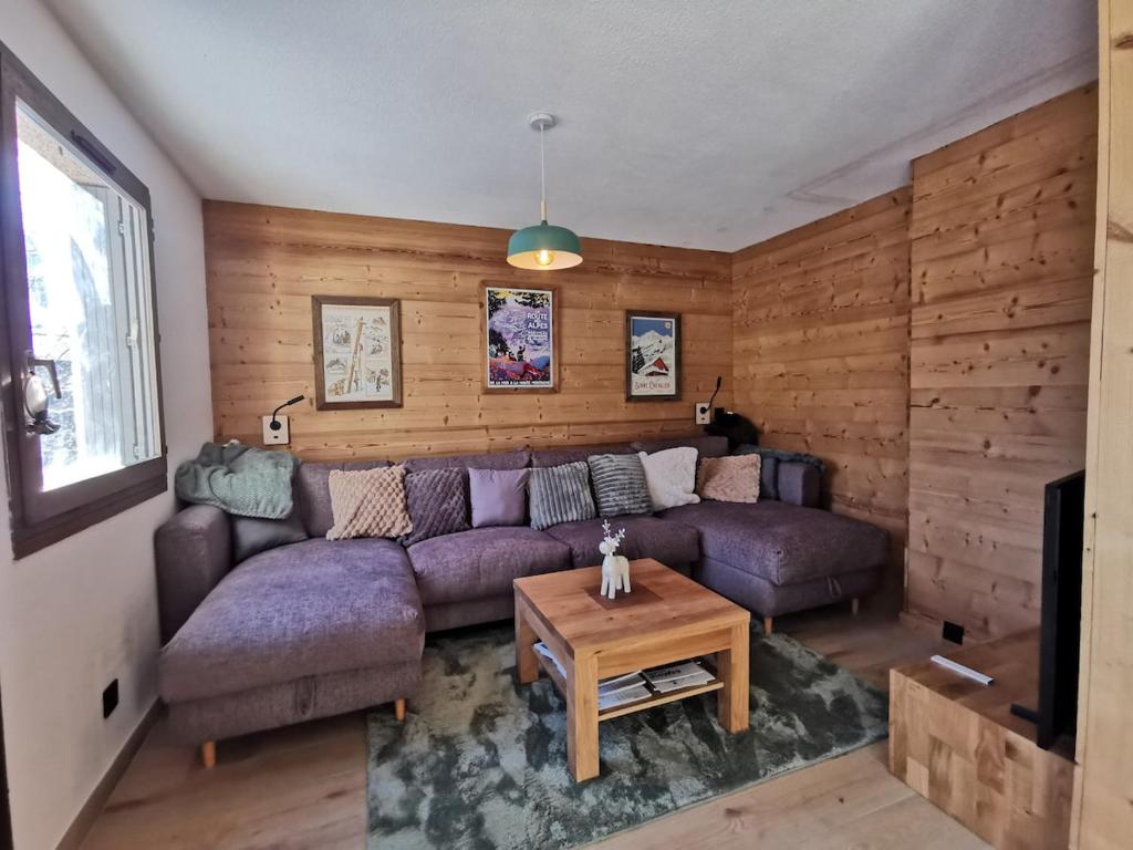 un salon avec un canapé et une table dans l'établissement Joli appartement rénové et garage proche cabines Pontillas, à La Salle Les Alpes