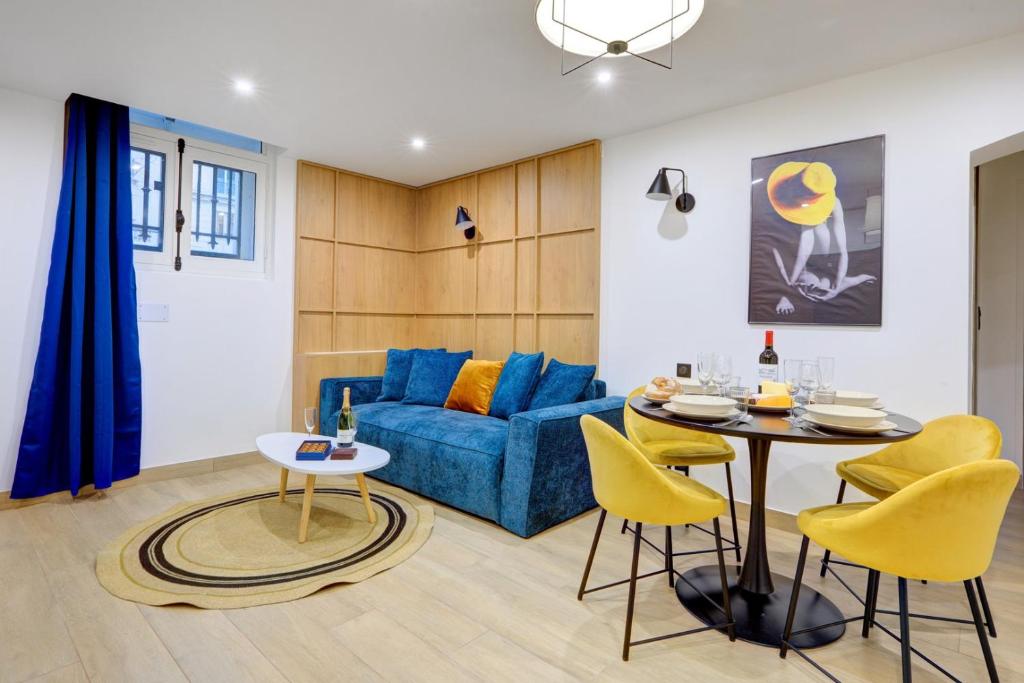 un salon avec un canapé bleu et une table dans l'établissement Bluestay 286 - Cozy appartement à Paris, à Paris