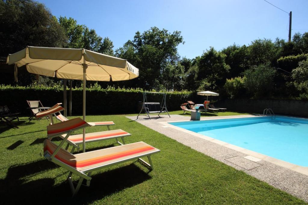 Basen w obiekcie Brucina - Private holiday apartment with shared pool lub w pobliżu