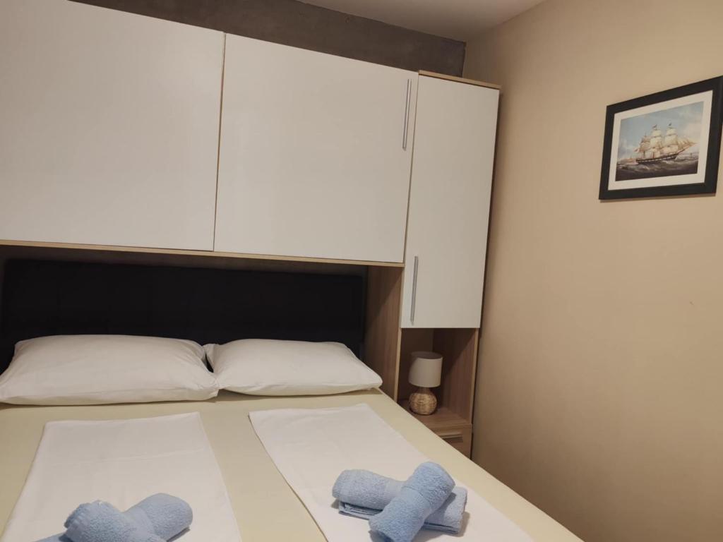 Łóżko lub łóżka w pokoju w obiekcie Apartments Bosana XIV