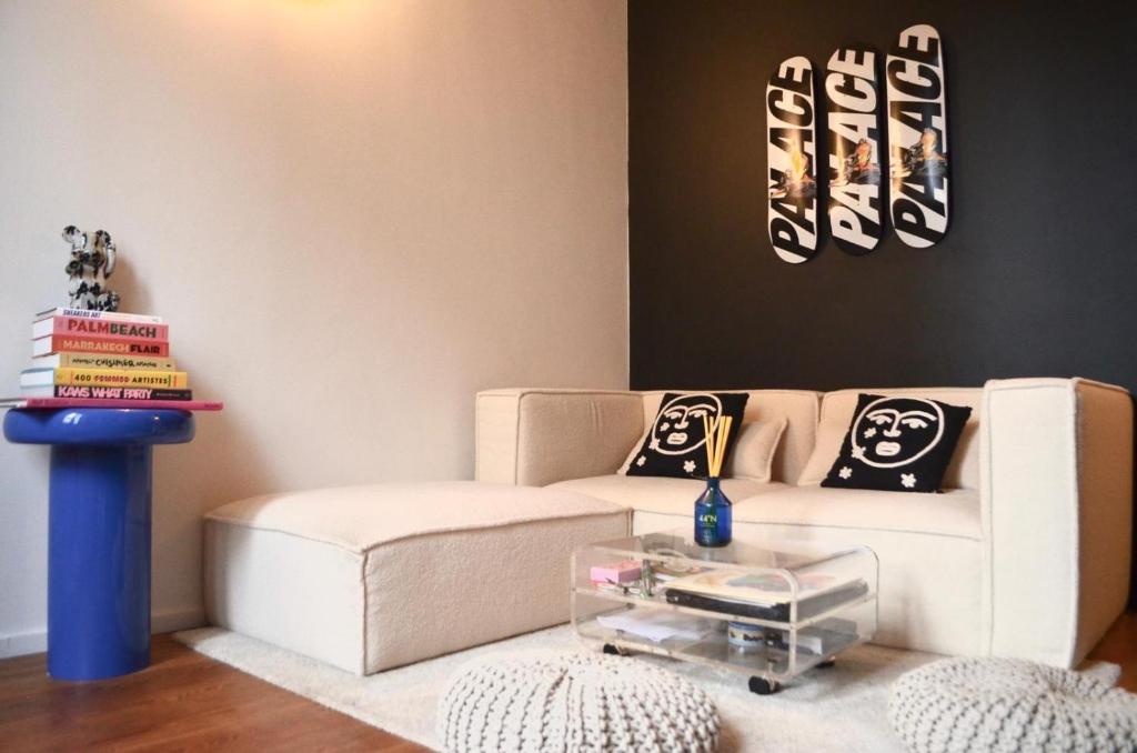 un salon avec un canapé et une table dans l'établissement T2 Cannes centre, à Cannes