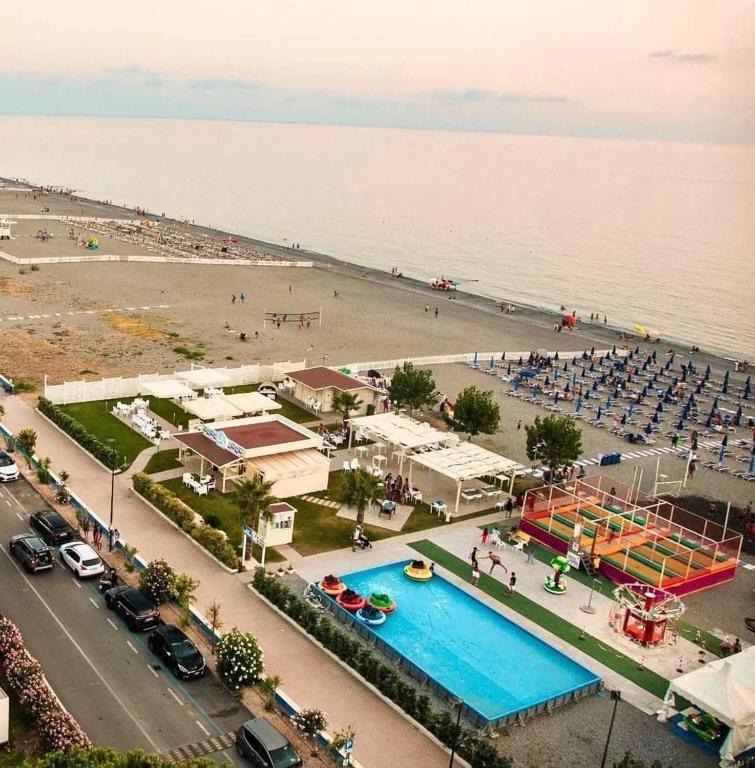 an aerial view of a pool and a beach at Casa Vacanza Il Pontile Mini Appartamento in Cipollina