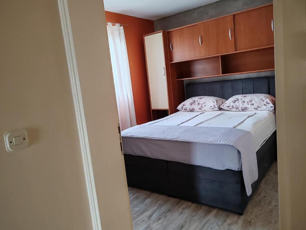 Łóżko lub łóżka w pokoju w obiekcie Apartments Bosana XIV