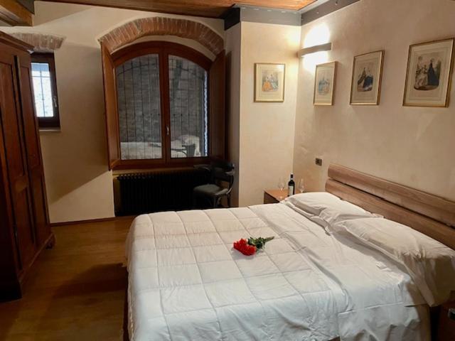 Postel nebo postele na pokoji v ubytování Osteria Del Borgo B&B