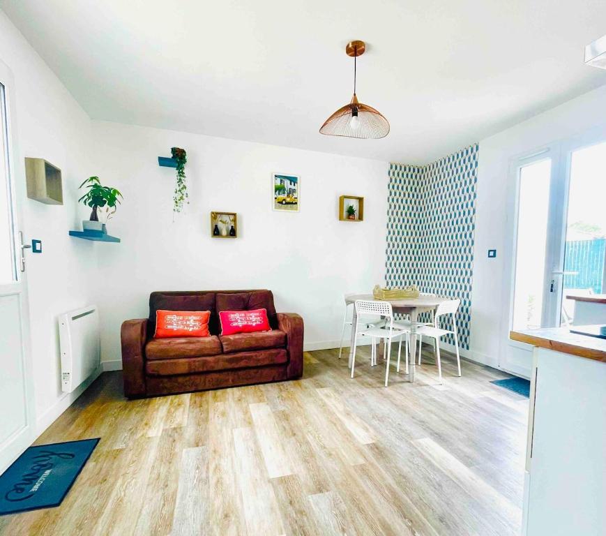 Posezení v ubytování La petite maritaise du petit bois