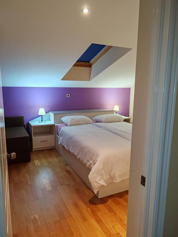Łóżko lub łóżka w pokoju w obiekcie Apartments Bosana XIV