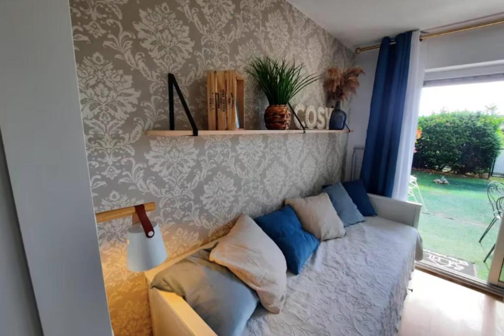 Una sala de estar con un sofá y una ventana. en Studio with pool in Guérande, en Guérande
