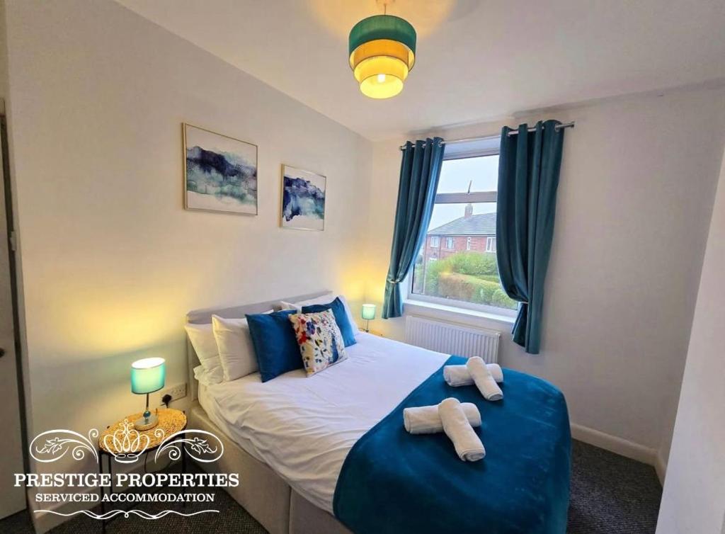 Un dormitorio con una cama con dos toallas encima. en 8 Suffolk street by Prestige Properties SA, en Barrow-in-Furness