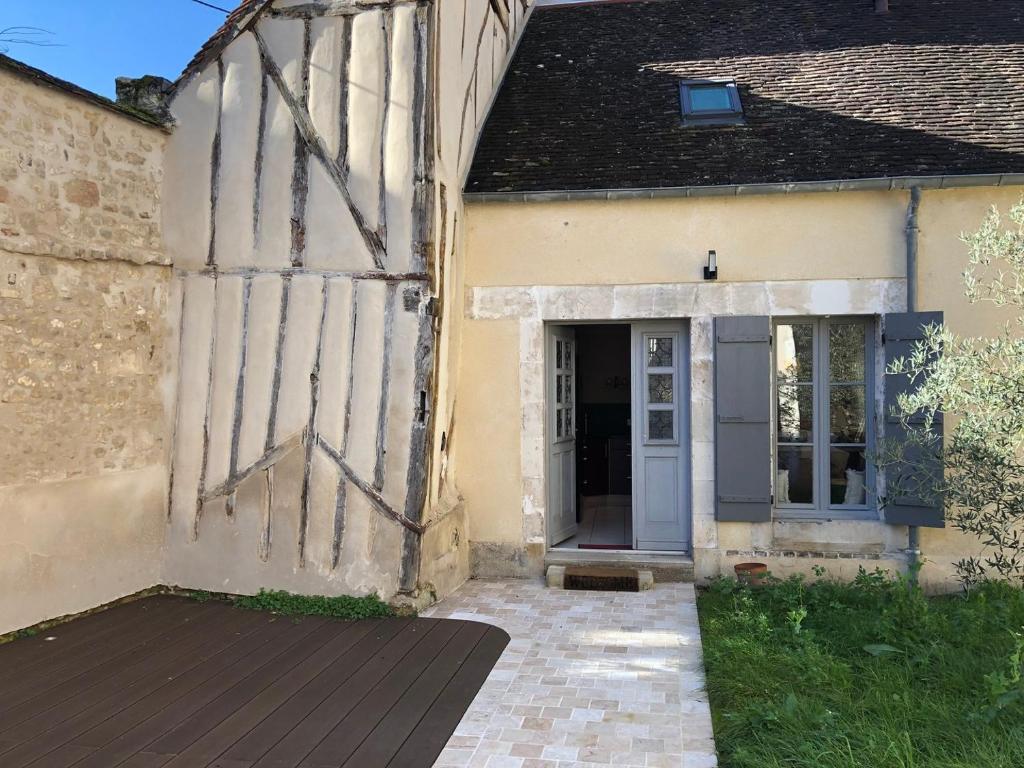 an entry to a house with a door at Terracotta - Séjour à Auxerre in Auxerre