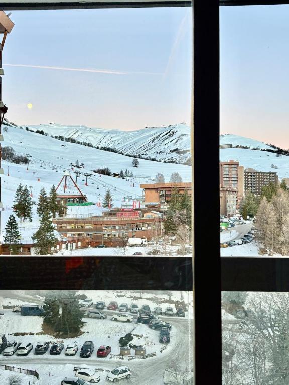 - une vue depuis une fenêtre sur une montagne enneigée dans l'établissement T3 Vanguard in front of ski school, à Villarembert