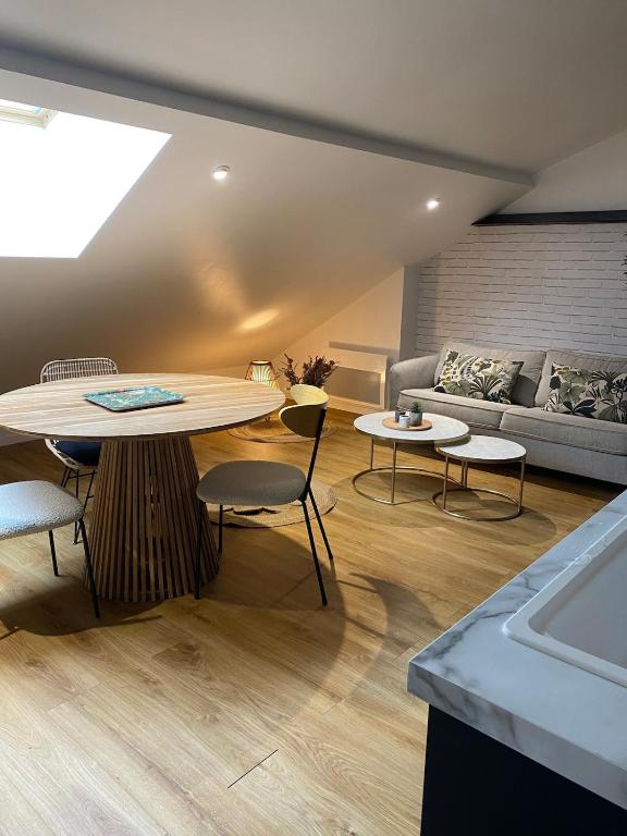 un salon avec une table et un canapé dans l'établissement Entre Parenthèse, à Warlus