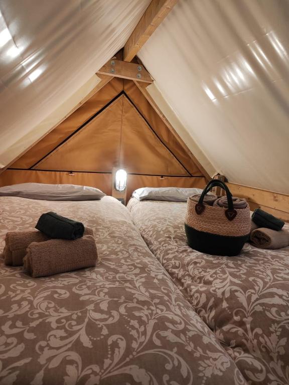 Rúm í herbergi á Lieve Agriglamping Experience