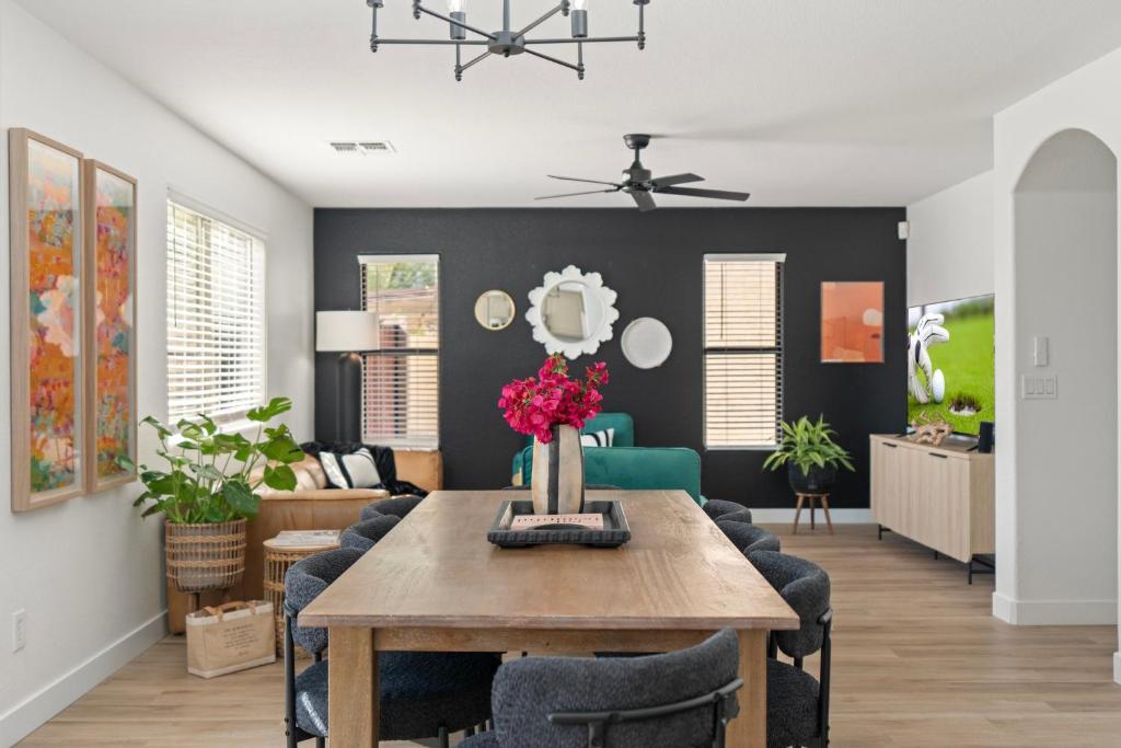 Gallery image of Htd Pool Spa Arcade State Farm Stadium in Avondale