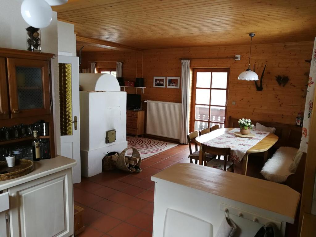 Kuchyň nebo kuchyňský kout v ubytování Chalet Dreibubenhaus.