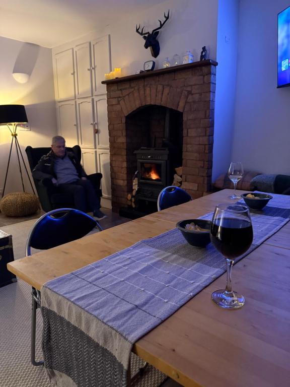 TV a/nebo společenská místnost v ubytování Trábréaga Cottage