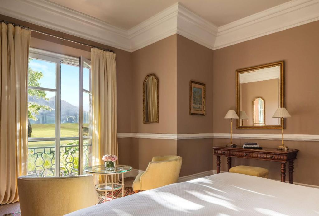 Кровать или кровати в номере Anantara Villa Padierna Palace Benahavís Marbella Resort - A Leading Hotel of the World