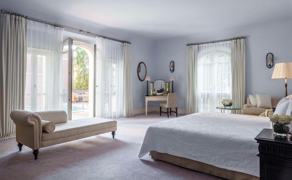 Кровать или кровати в номере Anantara Villa Padierna Palace Benahavís Marbella Resort - A Leading Hotel of the World