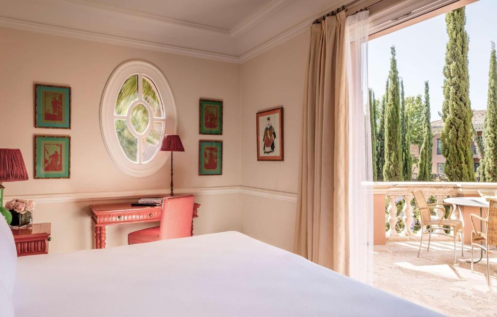 Кровать или кровати в номере Anantara Villa Padierna Palace Benahavís Marbella Resort - A Leading Hotel of the World