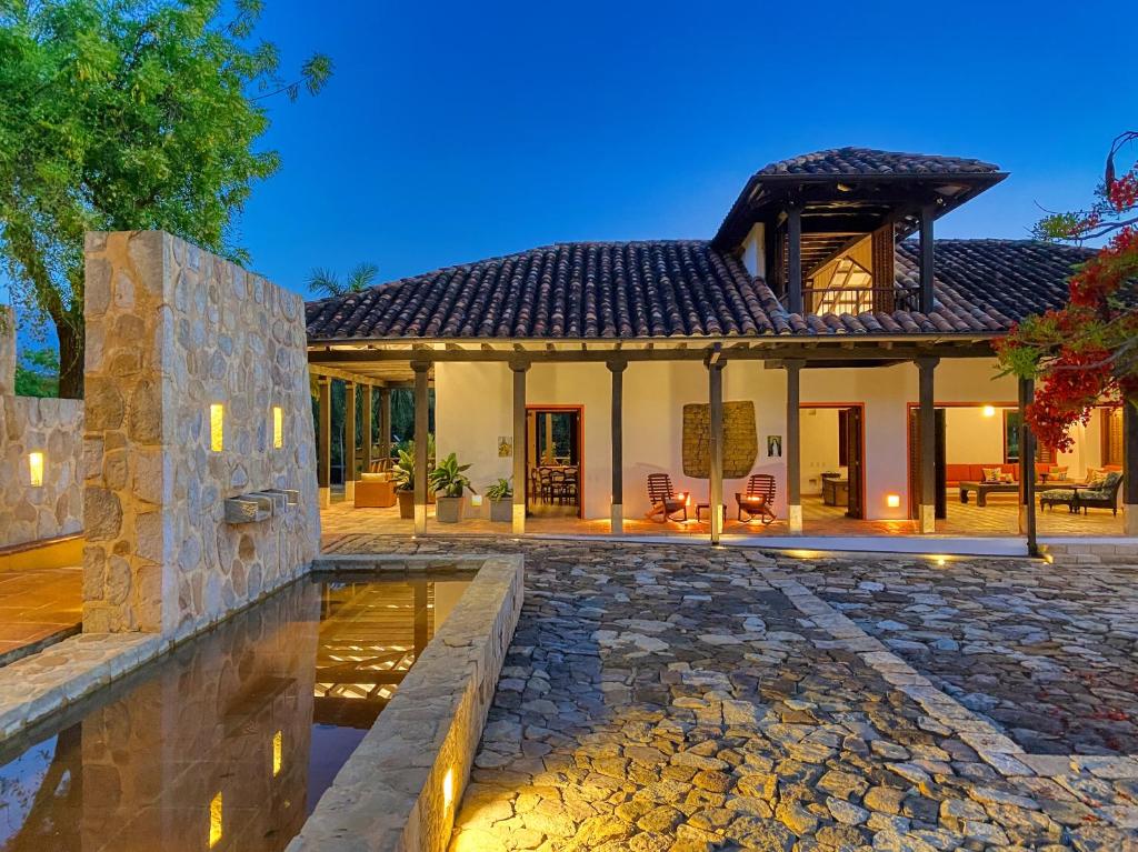 Historic Colonial Retreat Mango Farm 24ppl