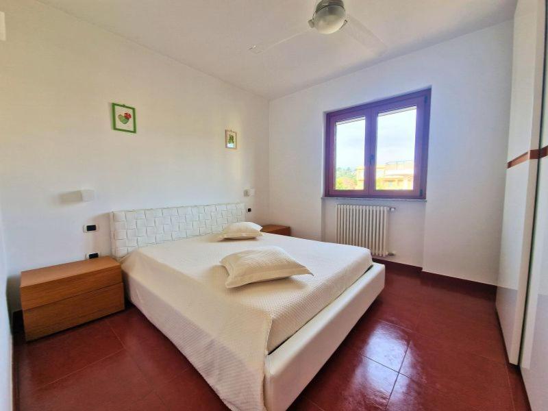een slaapkamer met een groot bed en een raam bij Casa Vacanza Viale Italia in Vieste