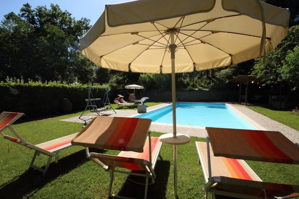 Bazén v ubytovaní Loretta - Private holiday apartment with shared pool alebo v jeho blízkosti