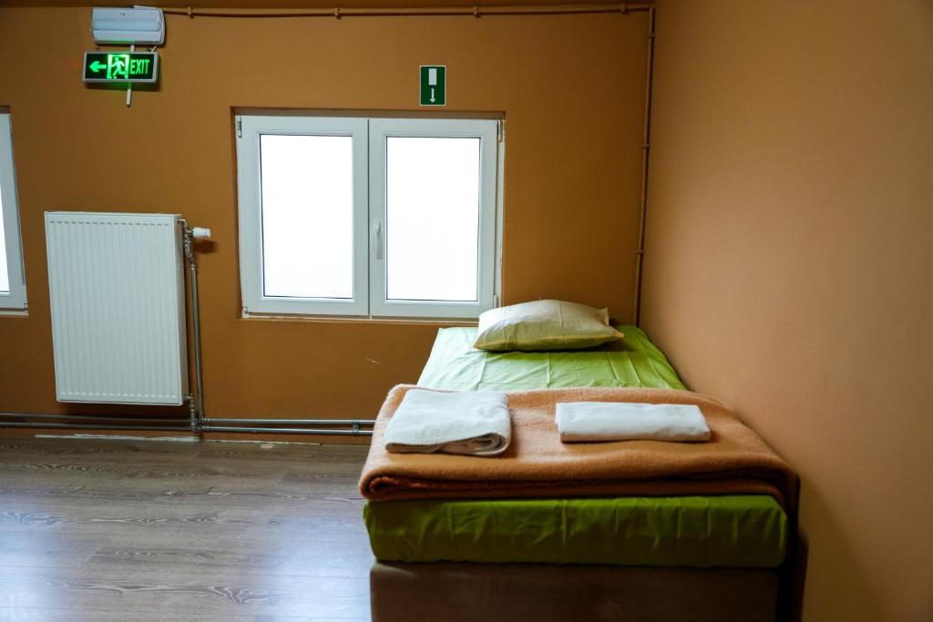Postel nebo postele na pokoji v ubytování YOUR HOSTEL midi station