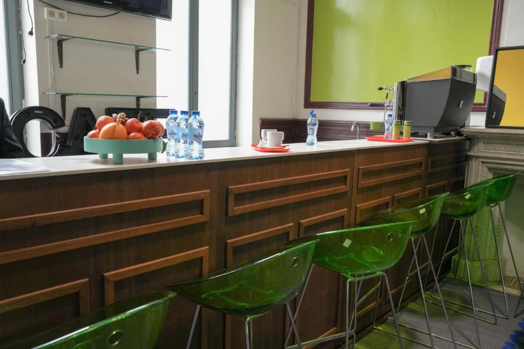 Kuchyň nebo kuchyňský kout v ubytování YOUR HOSTEL midi station