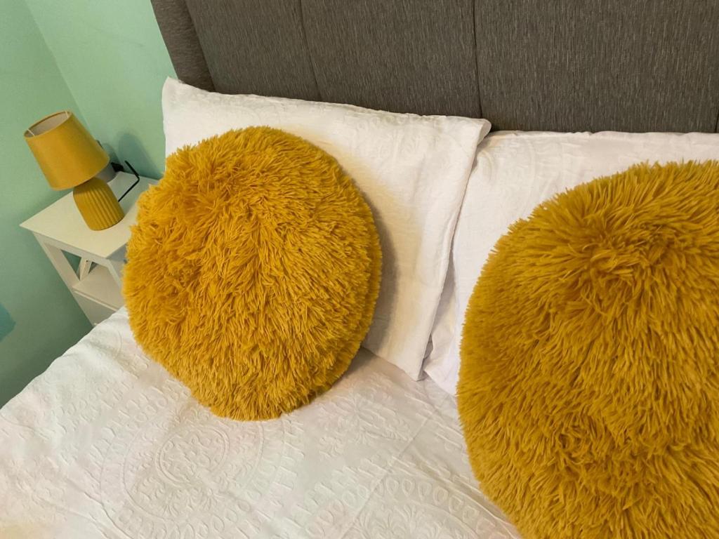 - un lit avec 2 grands oreillers moelleux dans l'établissement The Sanctuary, à Corby