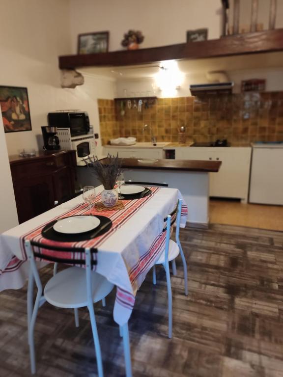 Kuchyň nebo kuchyňský kout v ubytování Studio centre ancien