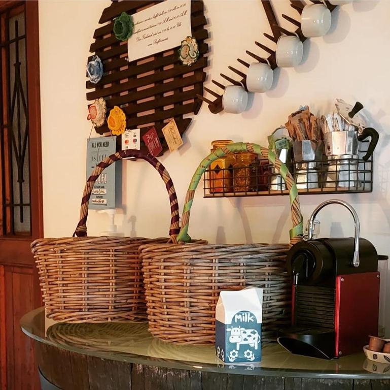 Příslušenství pro přípravu čaje a kávy v ubytování B&B Books & Bikes
