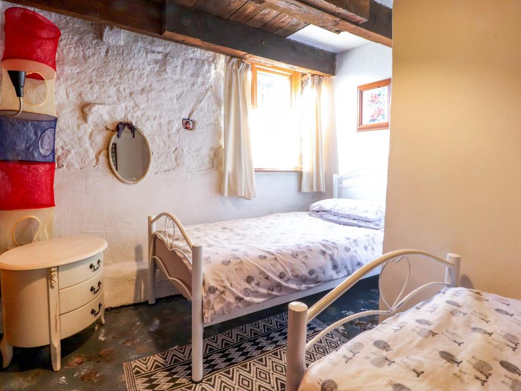 Postel nebo postele na pokoji v ubytování Moldy Warp Barn