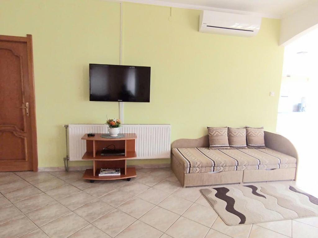 Televízia a/alebo spoločenská miestnosť v ubytovaní Manor Villa