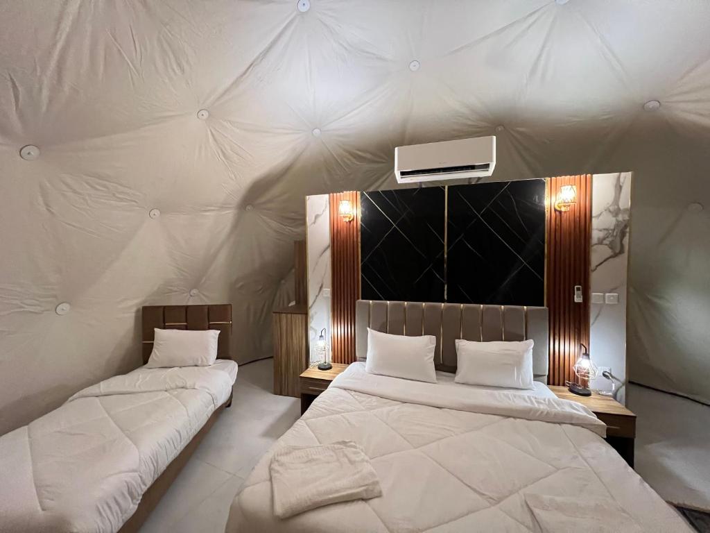 Postel nebo postele na pokoji v ubytování Neva camp Wadi Rum