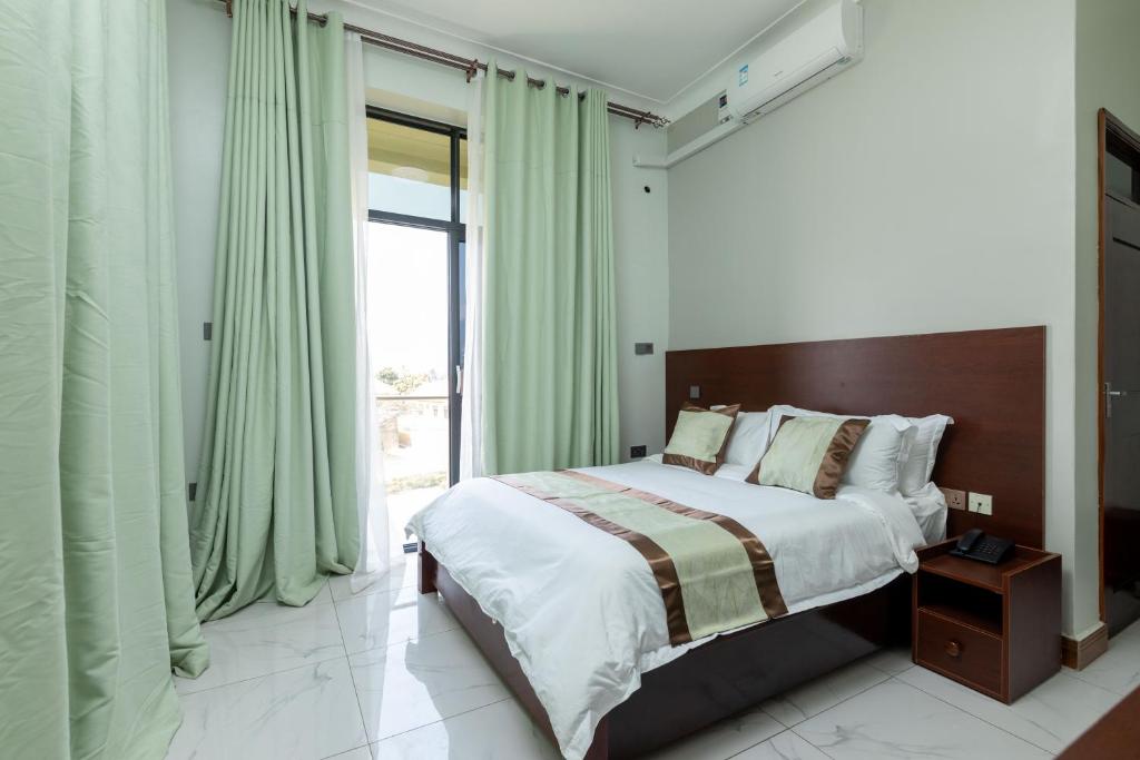 Postel nebo postele na pokoji v ubytování Ngabu Hotel