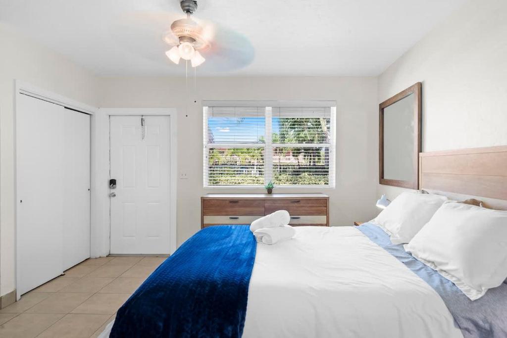 Un dormitorio con una cama grande y una ventana. en Cozy Studio in Lake Worth with Pool Complex, en Lantana
