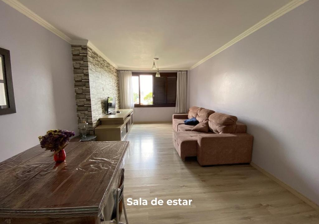 a living room with a couch and a table at Apartamento no Centro de Bento Gonçalves in Bento Gonçalves