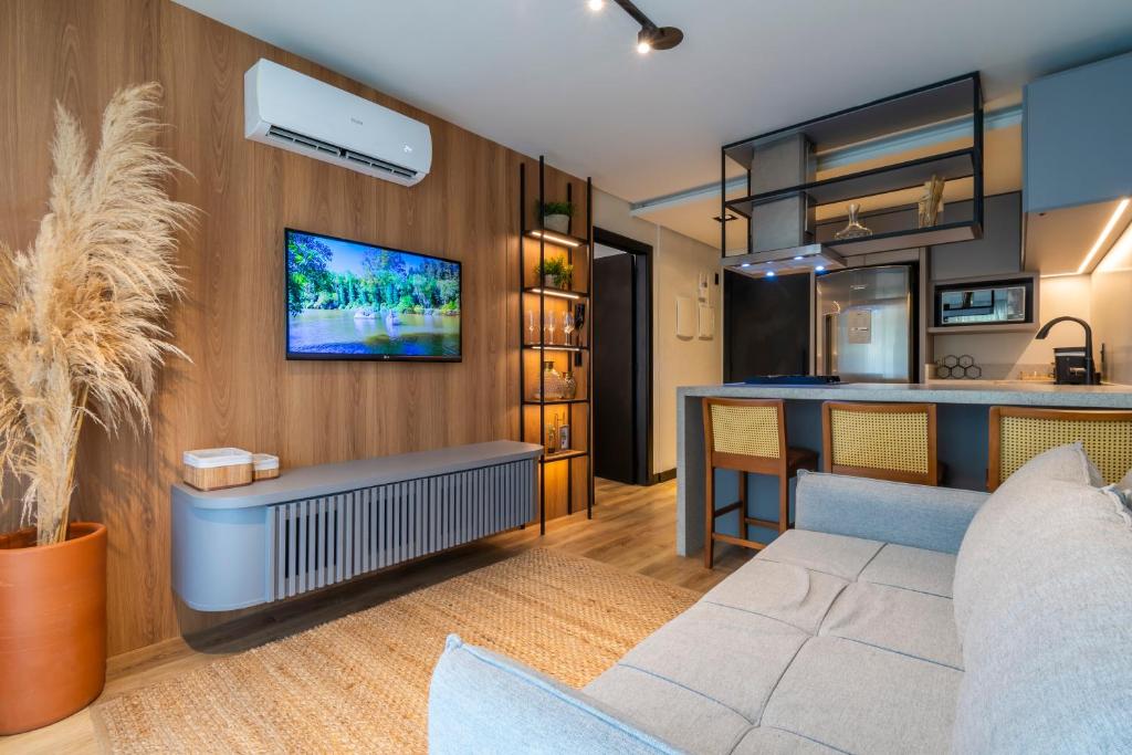 un salon avec un canapé et une cuisine dans l'établissement Apartamento You Canela 207, à Canela