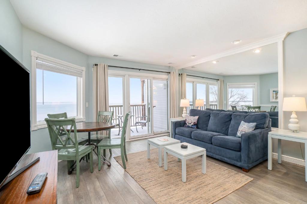 Χώρος καθιστικού στο Beachside 214 Luxury Condo on the Beach