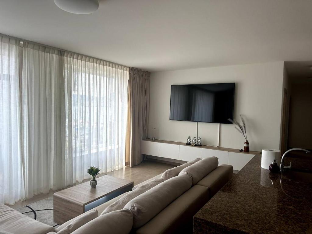 TV a/nebo společenská místnost v ubytování Hotel Du Quai