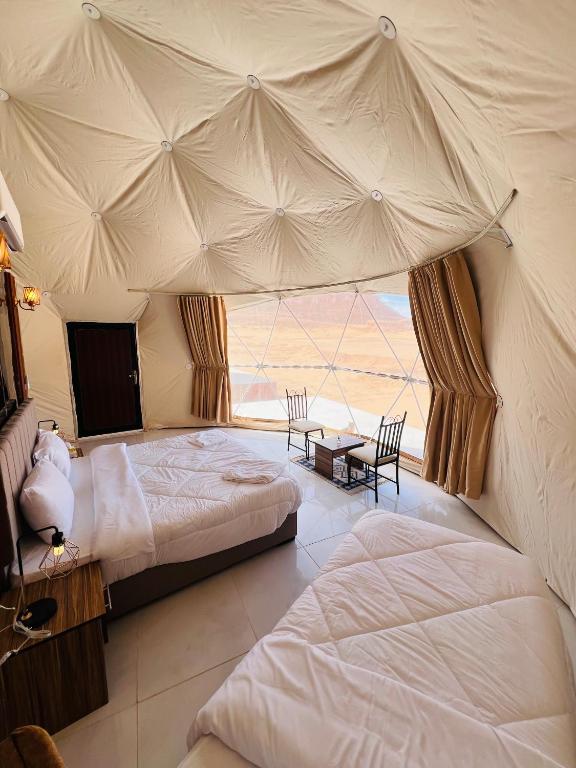 Postel nebo postele na pokoji v ubytování Neva camp Wadi Rum
