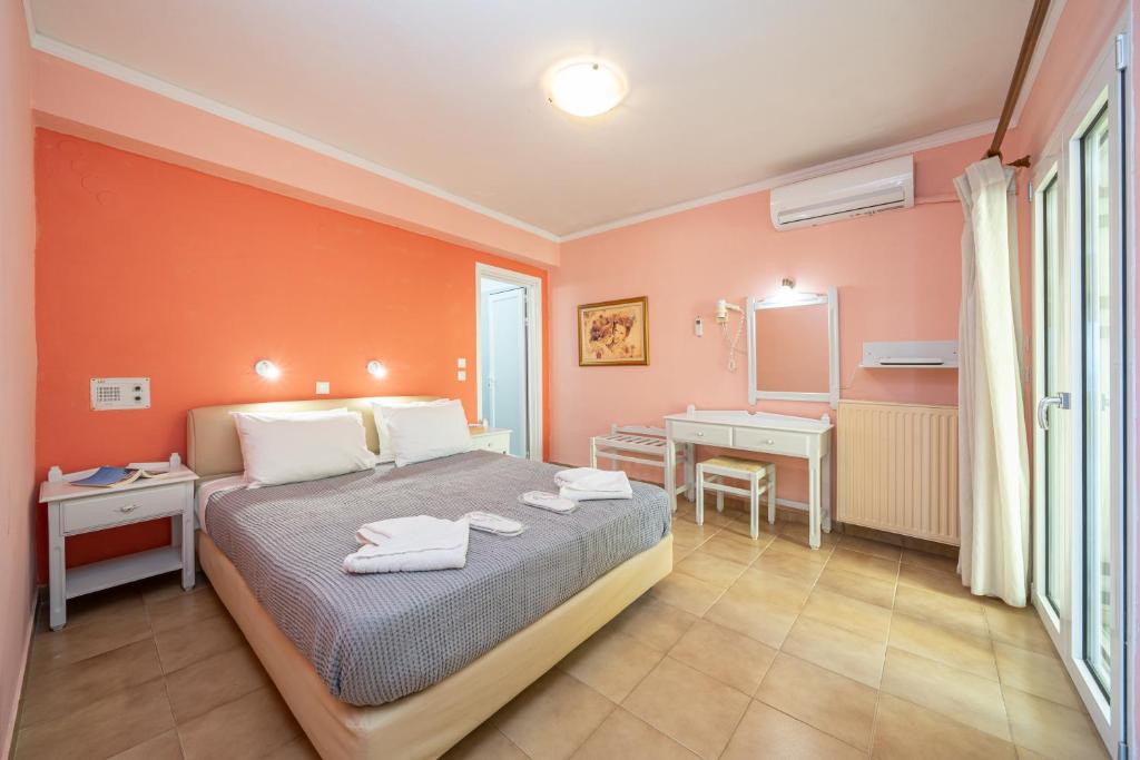 Кровать или кровати в номере Stella Hotel Apartments