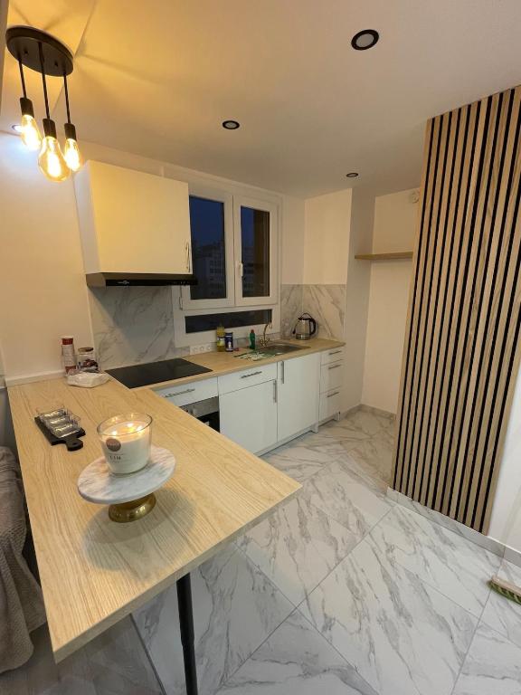 une cuisine avec une table avec un bol dessus dans l'établissement Studio, à Saint-Gratien