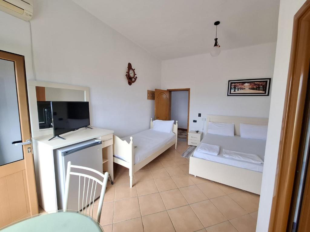 a room with a kitchen and a living room at Hotel Sirena in Vlorë